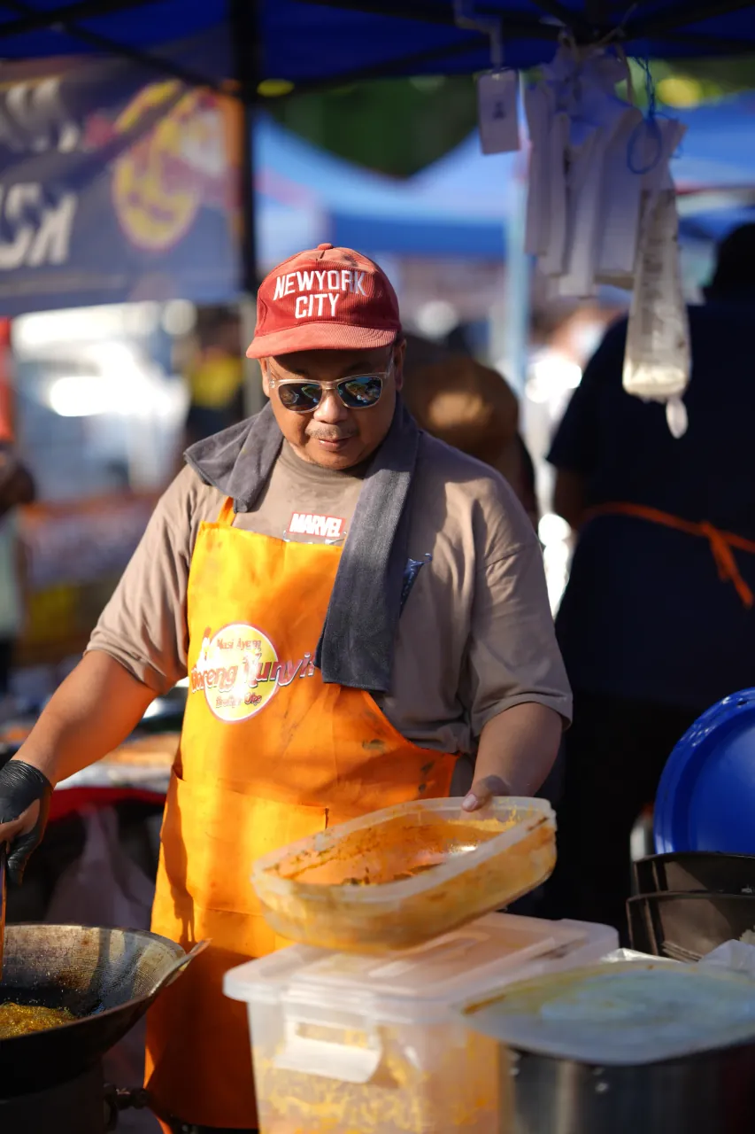 Preparing iftar favourites — candid food and event photography in KL